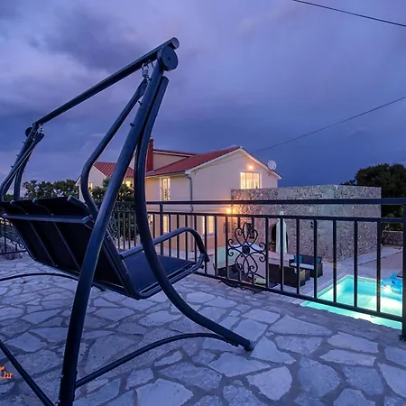 빌라 Luxury And Modern With Pool Near By Traveler Tourist Agency Krk - Id 2138